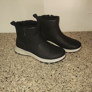 Khombu Women Fleece lines boots size 8